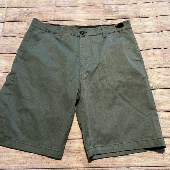 Mens Greenish Gray Shorts with Stretch, Size 36 - Picture 1 of 6